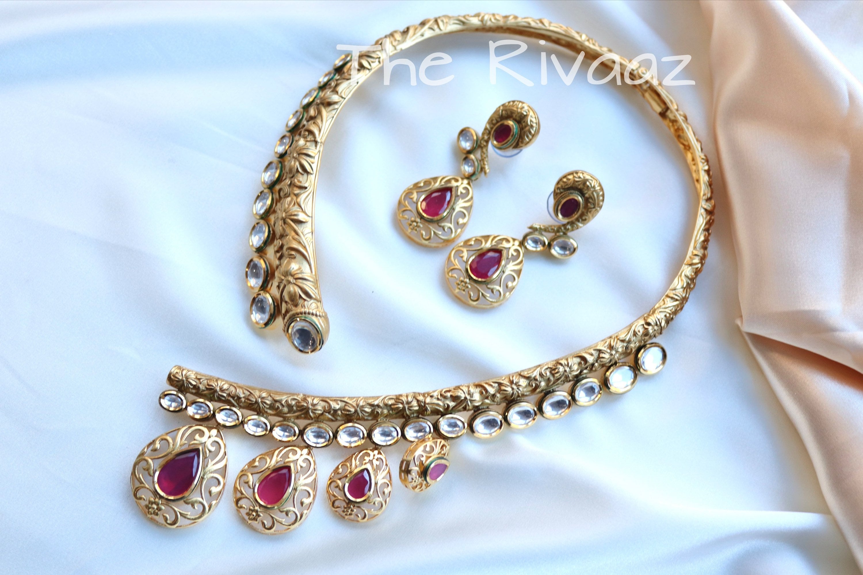 Antique Gold Hasli Necklace/ Indian Jewelry/ Indian necklace Set / Indian Wedding necklace/ Kundan Necklace Set/ Indian Kundan Necklace